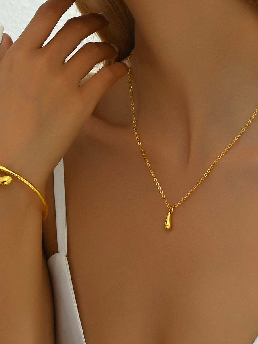 Teardrop-shaped necklace